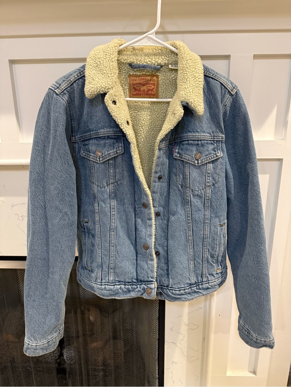 Levi’s Sherpa Lined Medium Wash Distressed Denim Trucker Jacket - sz Large
